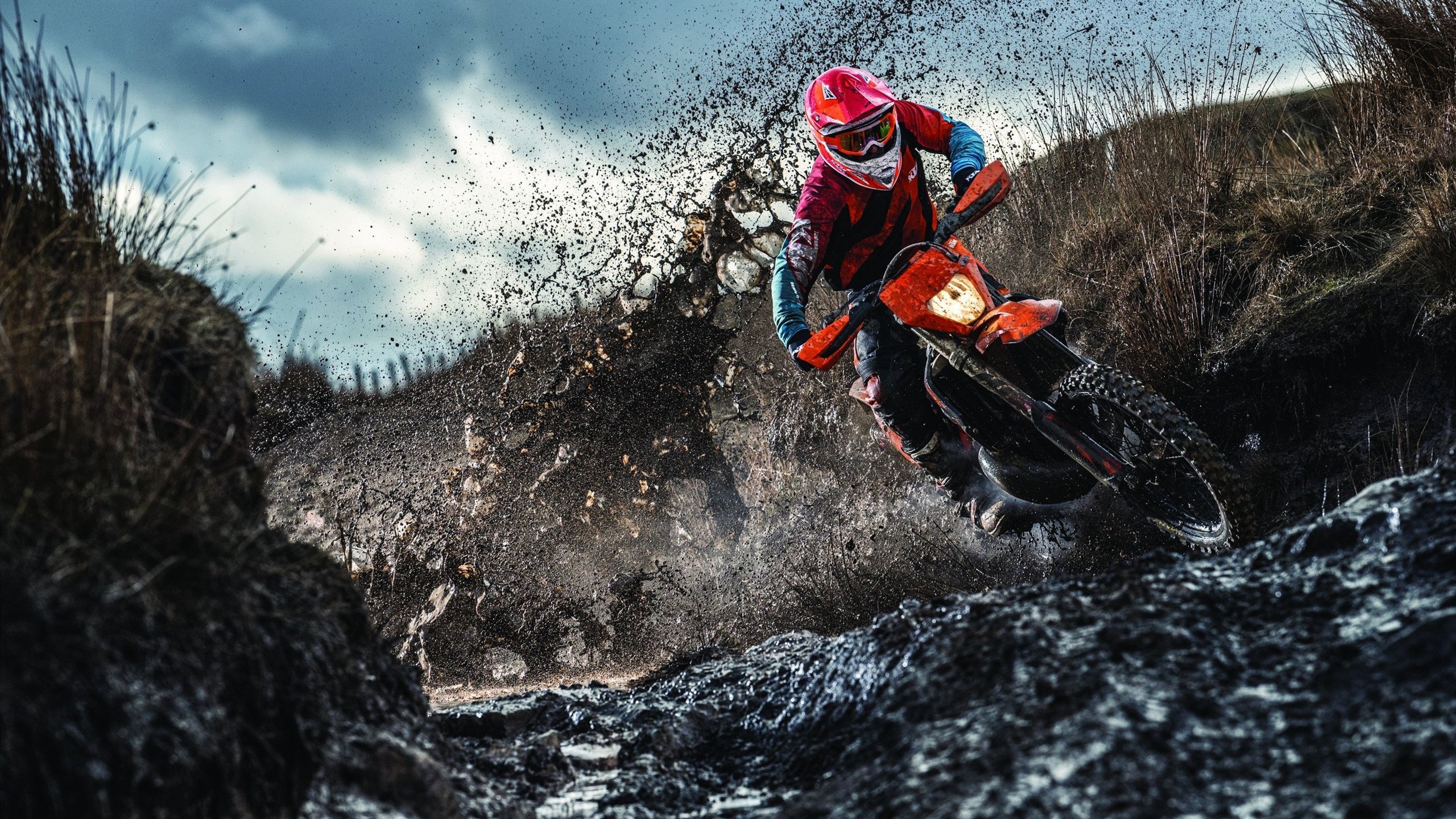 向顶峰挑战之登山赛：攀登者的极限之旅，向山顶攀登作文