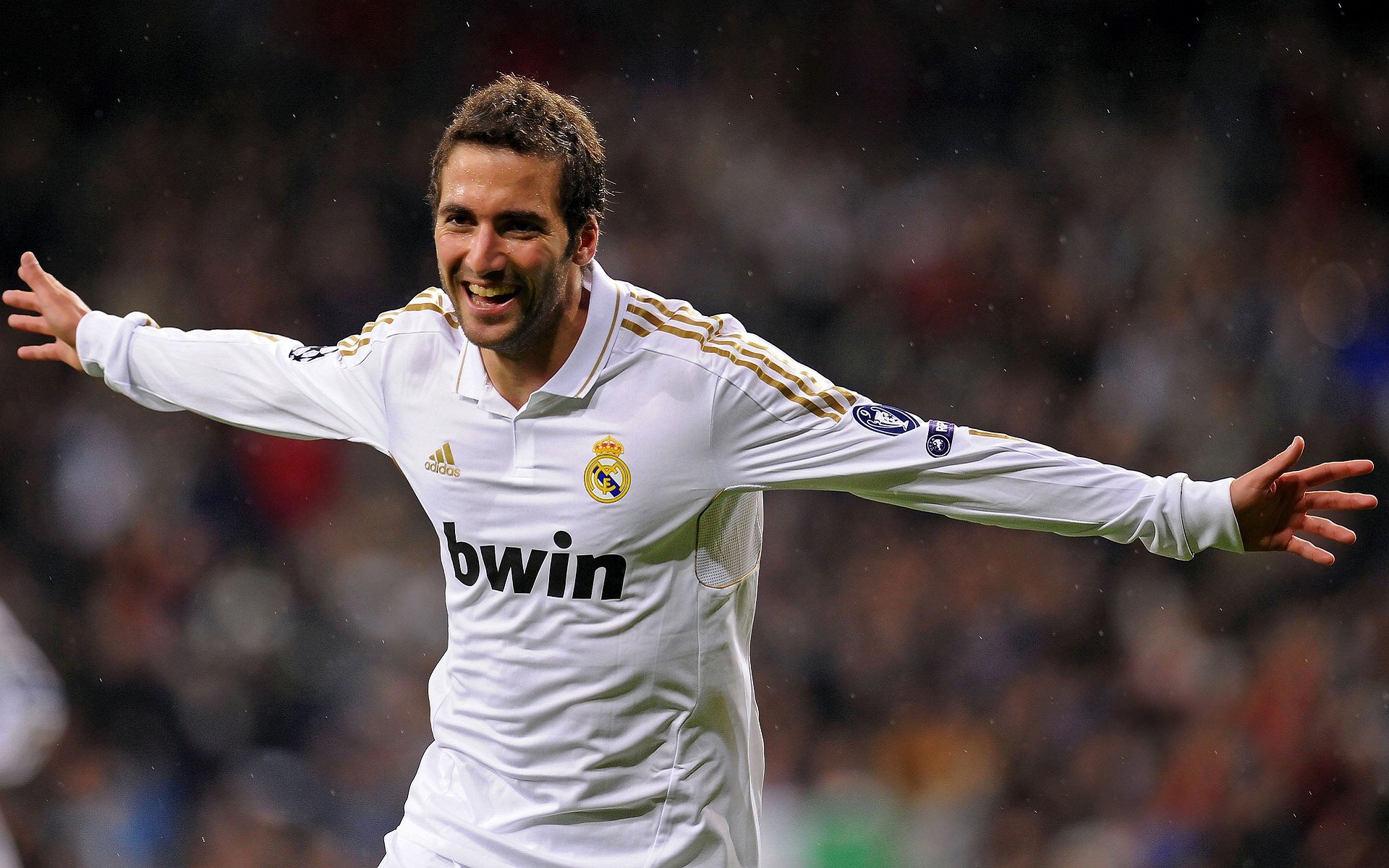 尼克斯球迷热情高涨，主场气氛火爆，尼克斯队球迷